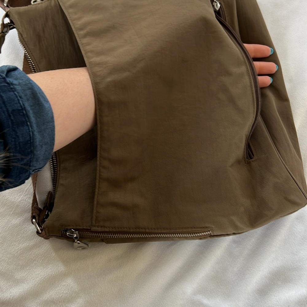 Baggalini large crossbody bag with adjustable strap and laptop sleeve - Picture 6 of 9